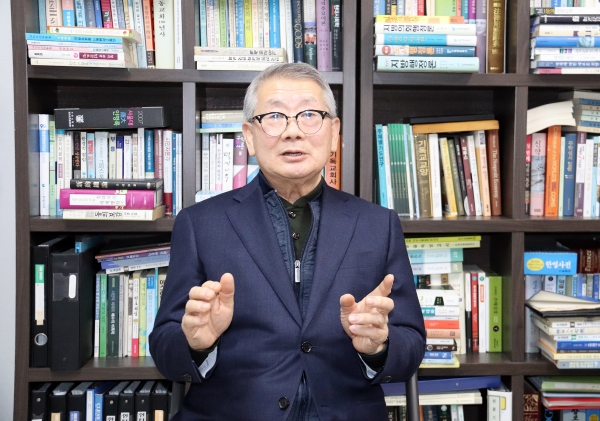오필환 청지기교육연구원장(전 백석대 교수)가 한국공제신문과 인터뷰 도중 익명제보시스템에 대해 설명하고 있다.