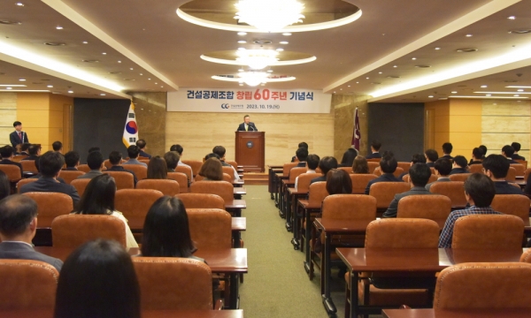 창립 기념행사에서 박영빈 이사장이 연설하고 있다
