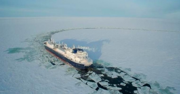 러시아 북극항로를 이용하는 쇄빙선. 대우조선해양 제공